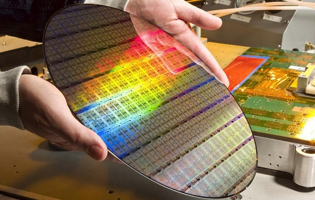Intel在半导体市场终现衰退迹象，AMD则接近翻倍增长